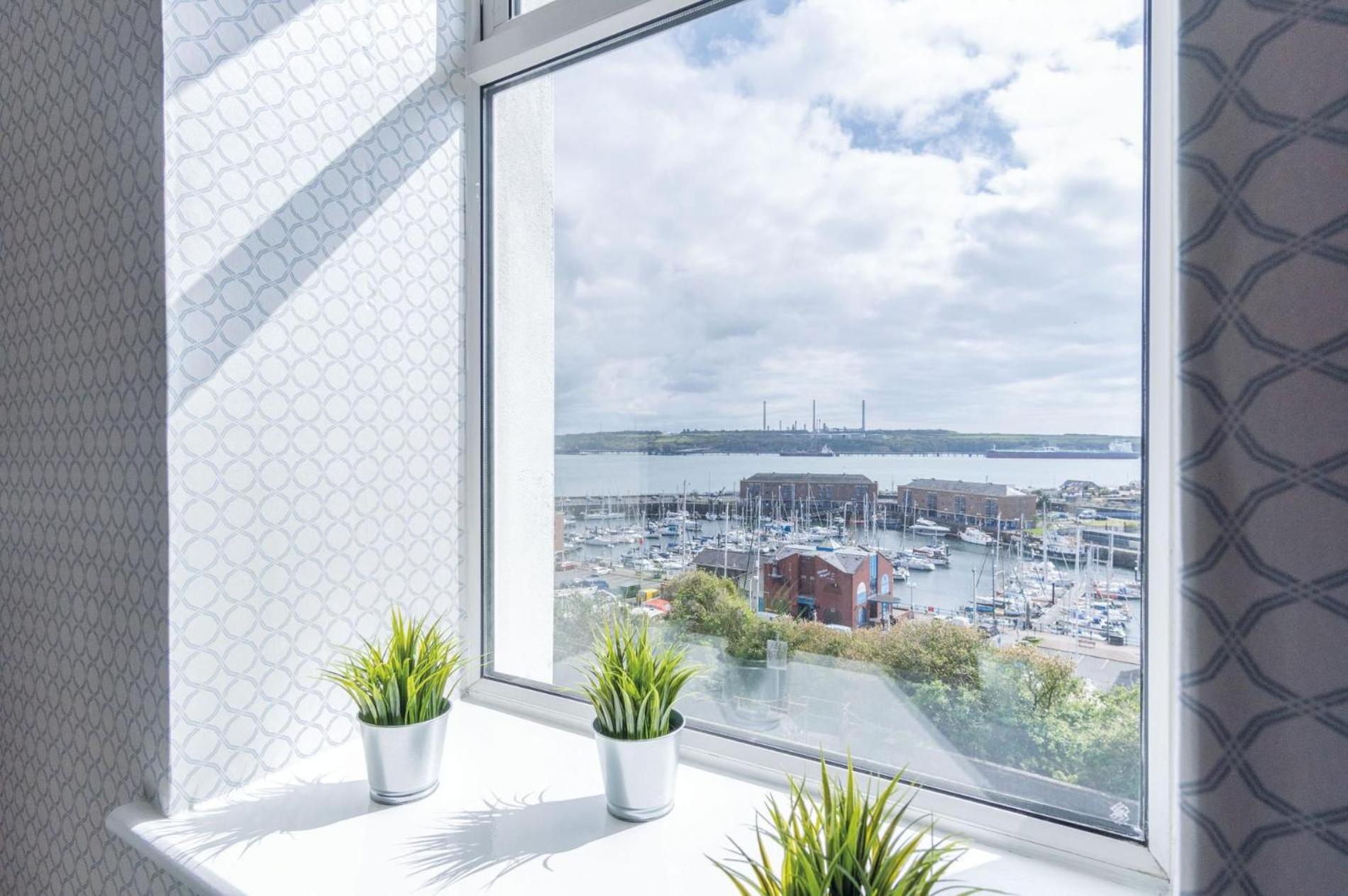 Beach Haven Hideout - 2 Bedroom - Milford Haven Bagian luar foto